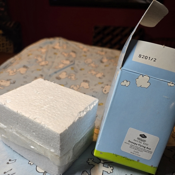 Snoopy The Flying Sitting On His Famous Red Doghouse In Snow Globe - Picture 7 of 7